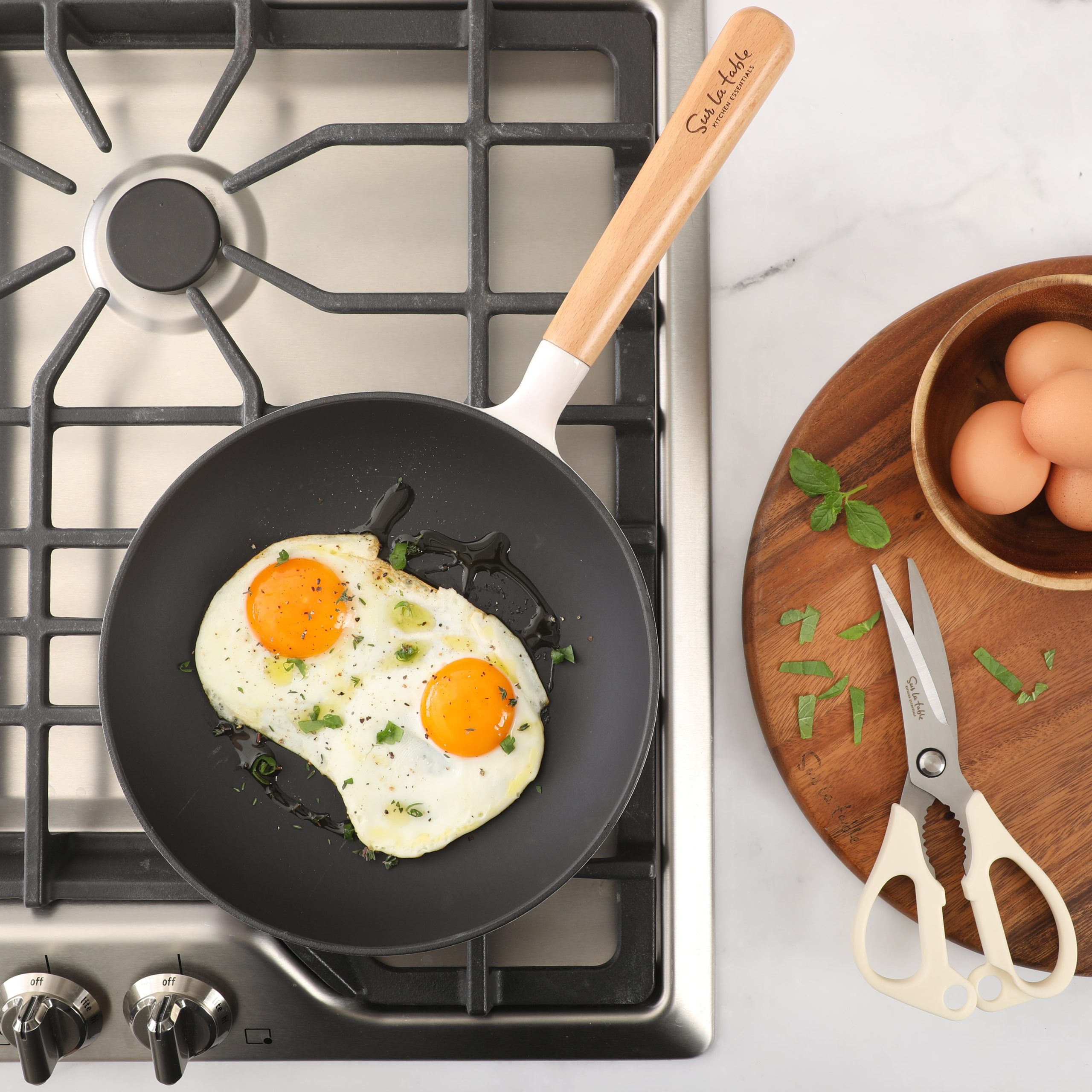 Sur La Table Kitchen Essential Main Canteen 9.5" Pre-Seasoned Cast Iron Skillet w/ Wood Handle, Natural Nonstick Lightweight Frying Pan for Searing, Sautéing & Everyday Cooking - Image 11