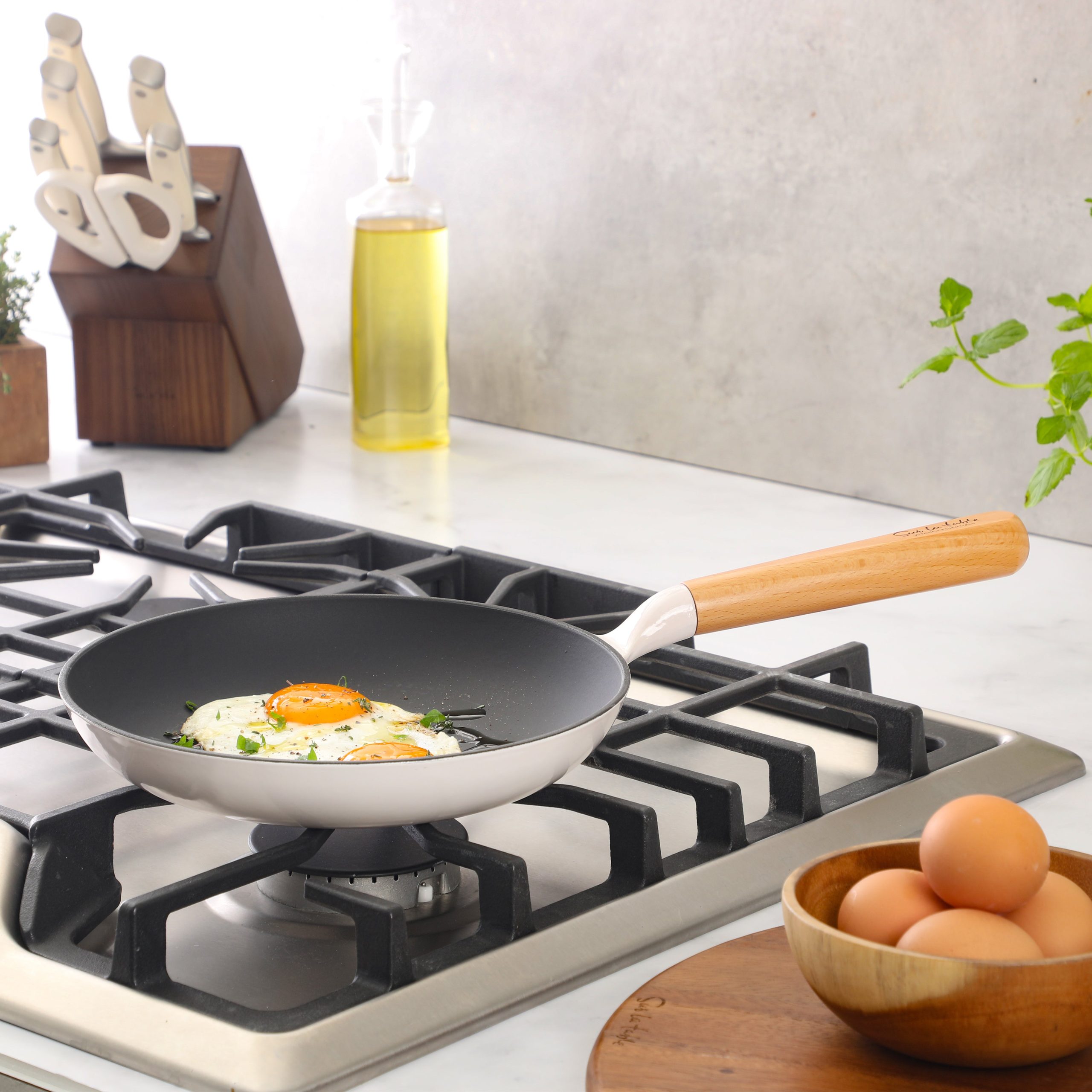 Sur La Table Kitchen Essential Main Canteen 9.5" Pre-Seasoned Cast Iron Skillet w/ Wood Handle, Natural Nonstick Lightweight Frying Pan for Searing, Sautéing & Everyday Cooking - Image 9