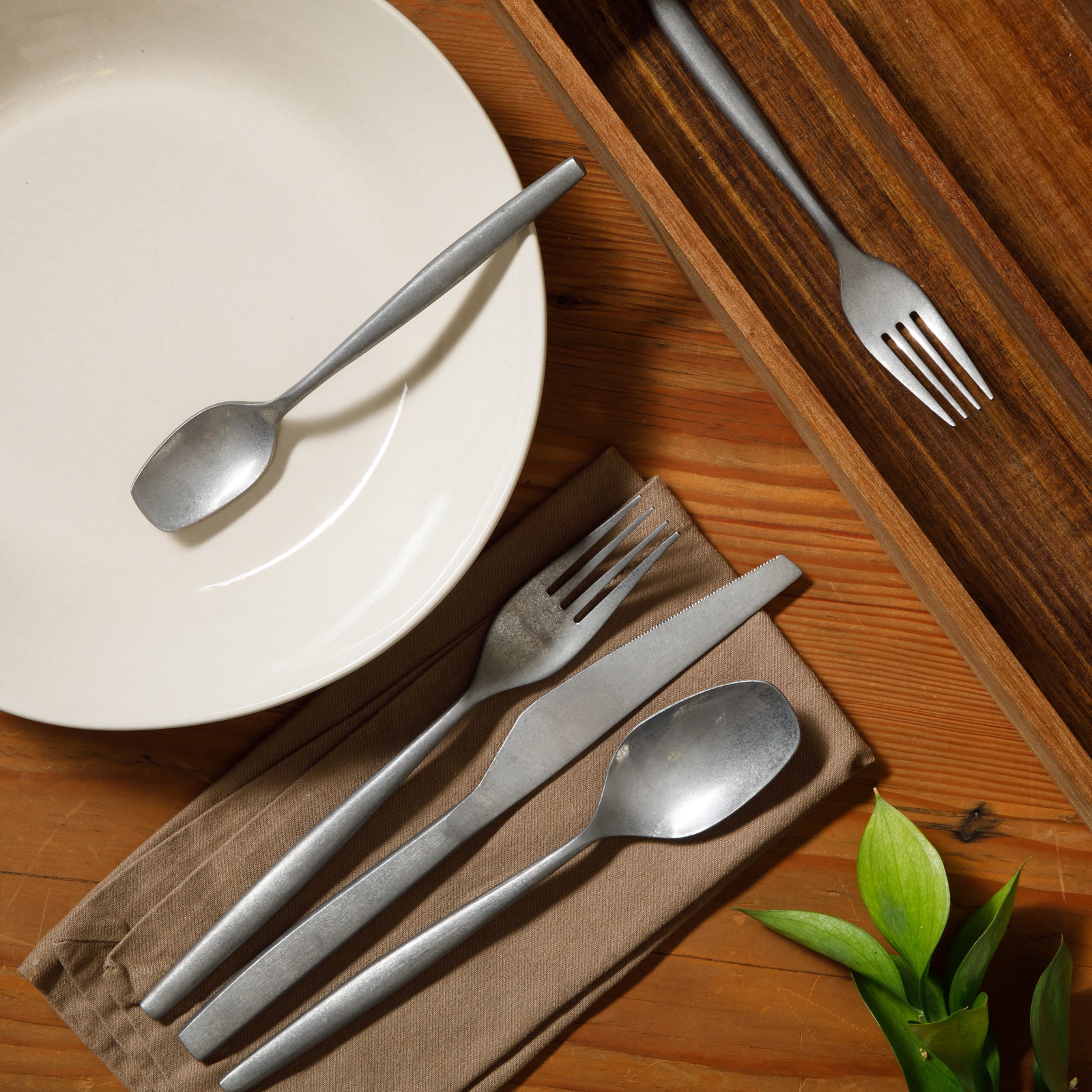 Bloomhouse 20 Piece Stone Washed Flatware 18/10 Stainless Steel Silverware Cutlery Utensil Set With Acacia Wood Caddy - Service for 4 - Image 6